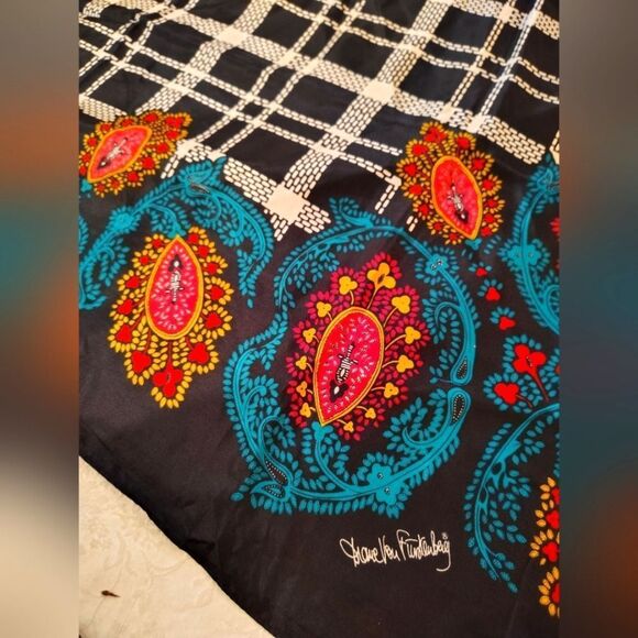 Diane Von Furstenberg XLarge Paisley & 💯 Silk Scarf Plaid Scarf NWT - Picture 11 of 16